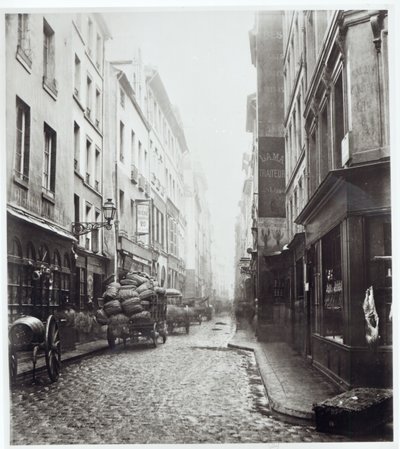 1858-78年、パリのモントルグイユ通りから出たRue de la Grande Truanderie 作： Charles Marville